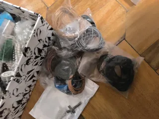 Abalorios diversos , formas . Cordones y accesorio