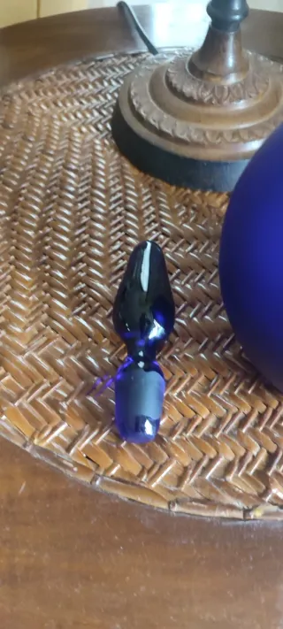 Botella de cristal azul decorativa