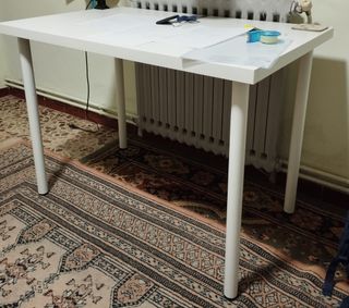 Mesa de estudio blanca y metal