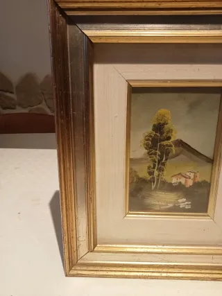 Cornice in legno beige e oro