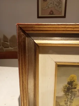 Cornice in legno beige e oro