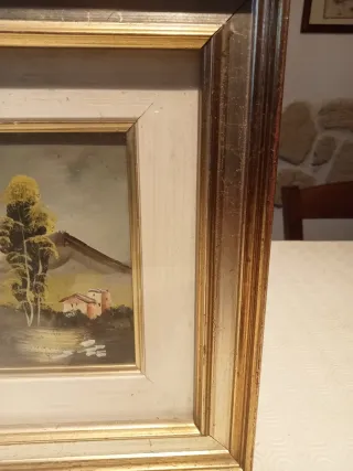 Cornice in legno beige e oro