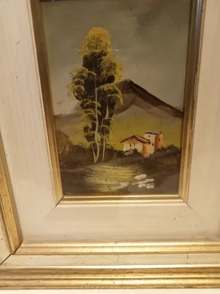 Cornice in legno beige e oro