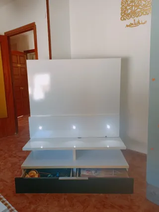Mesa TV moderna blanca con cajones