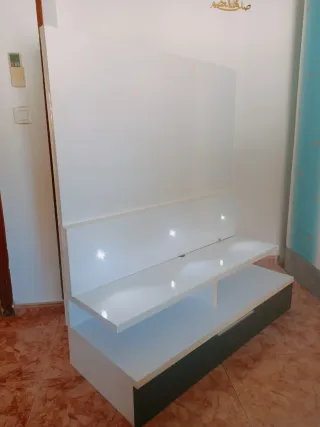 Mesa TV moderna blanca con cajones