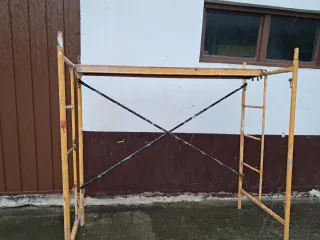 Andamio metálico con plataforma