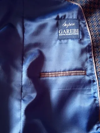 Americana de hombre azul y marrón