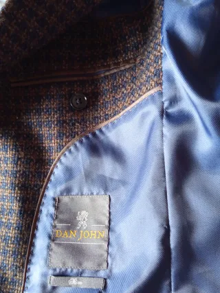 Americana de hombre azul y marrón