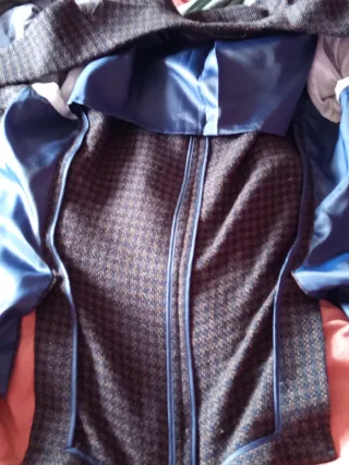 Americana de hombre azul y marrón