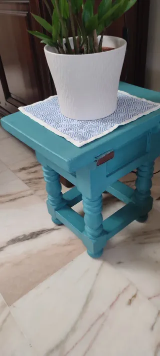 Mesa auxiliar restaurada color turquesa