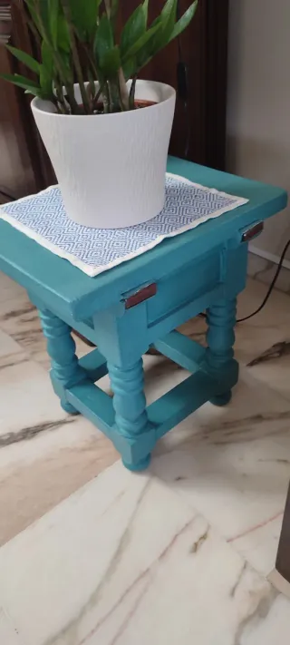 Mesa auxiliar restaurada color turquesa