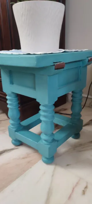 Mesa auxiliar restaurada color turquesa