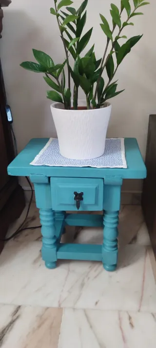 Mesa auxiliar restaurada color turquesa