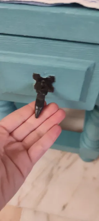 Mesa auxiliar restaurada color turquesa