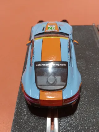 Coche Scalextric Aston Martin Gulf N24