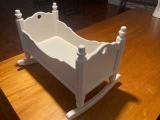 Cuna de juguete artesanal en madera.