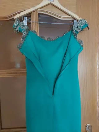 Vestido verde con detalles dorados