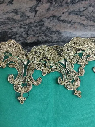 Vestido verde con detalles dorados