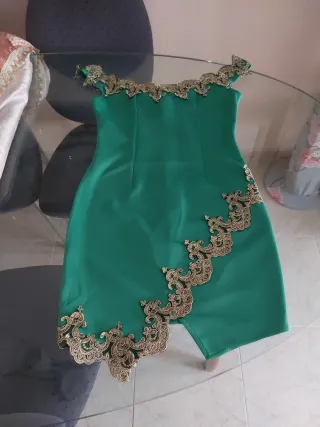 Vestido verde con detalles dorados