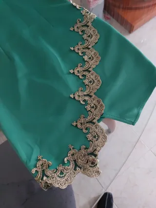 Vestido verde con detalles dorados