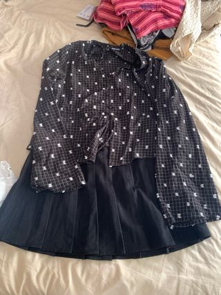 blusa de vestir blanaca y negra con falda .