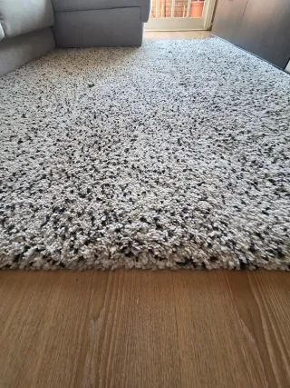 Alfombra pelo largo gris y blanco