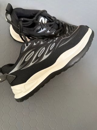Zapatillas deportivas negras y blancas