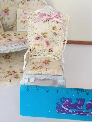 Piccola sedia per casa delle bambole