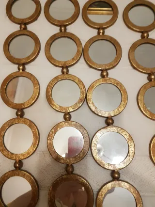 Cortina de espejos dorados con barra