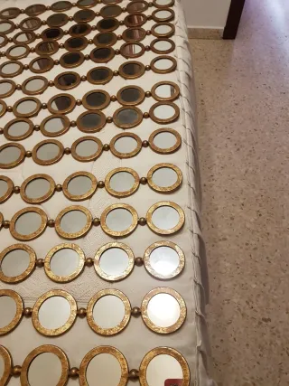 Cortina de espejos dorados con barra