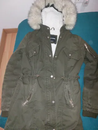 Abrigo verde con capucha y pelo