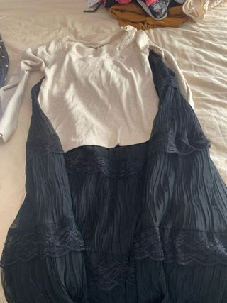 conjunto sueter beige y flada negra larga.