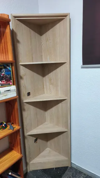 Estantería esquinera de madera