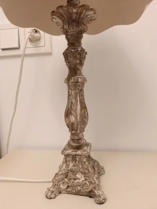 Lámpara de mesa beige y blanca