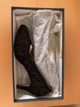 Zapatos de salón negros con pedrería