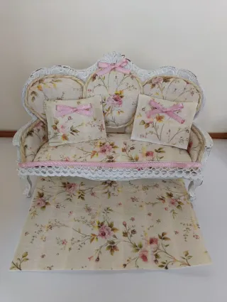 Divano miniatura floreale con cuscini