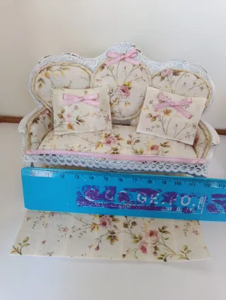 Divano miniatura floreale con cuscini