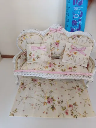 Divano miniatura floreale con cuscini
