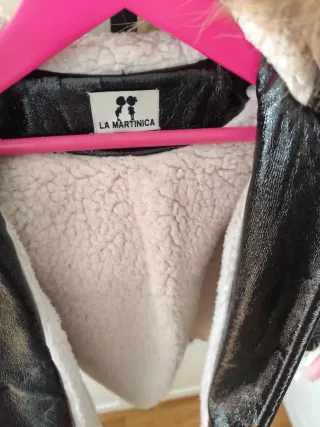 Cappotto nero in pelle scamosciata con cappuccio in pelo. La Martinica