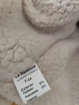 Cappotto nero in pelle scamosciata con cappuccio in pelo. La Martinica