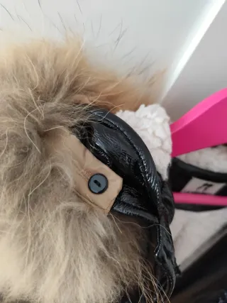 Cappotto nero in pelle scamosciata con cappuccio in pelo. La Martinica