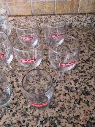 Juego de vasos y copas de cristal.