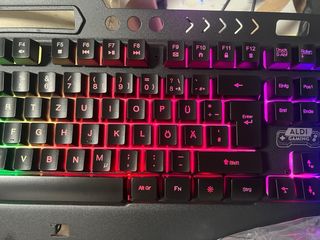 Teclado Gaming RGB con alfombrilla y ratón