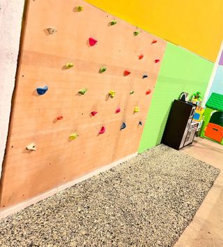 alquilo local con parque de bolas huelva capital