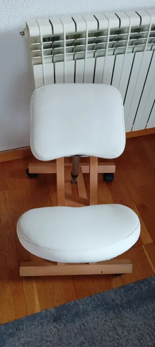 Silla ergonómica madera y blanco