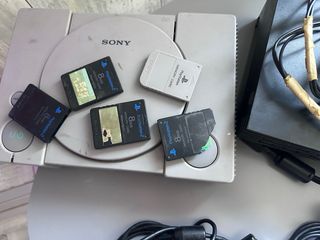 Pack PS1 y PS2 con mandos y memory sticks