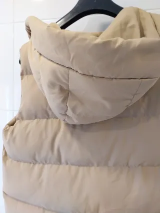 Chaleco plumífero largo beige talla 44