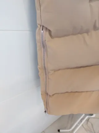 Chaleco plumífero largo beige talla 44