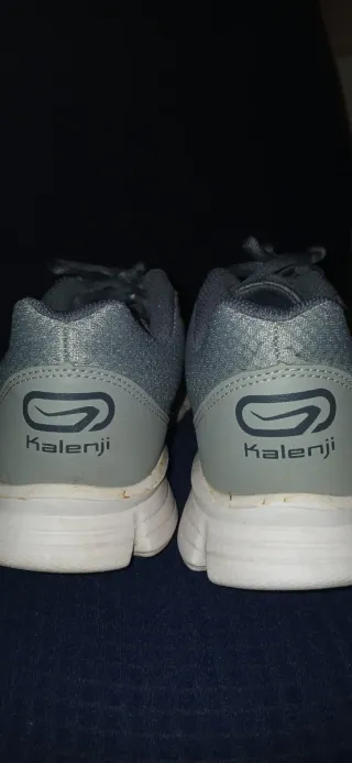 Zapatillas deportivas grises y blancas