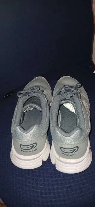 Zapatillas deportivas grises y blancas